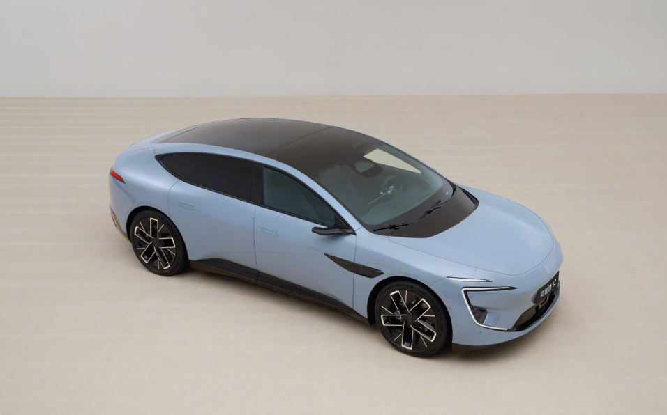 阿维塔12车型内饰谍照曝光：大屏+多层中控台+扁形方向盘