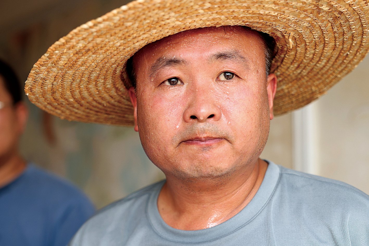 8月16日,八家窑村气温近40摄氏度,保险查勘员高志强脸上满是汗水.