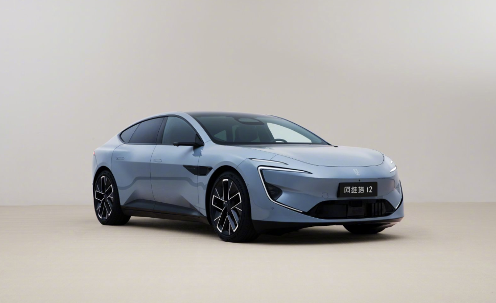 阿维塔12车型内饰谍照曝光：大屏+多层中控台+扁形方向盘