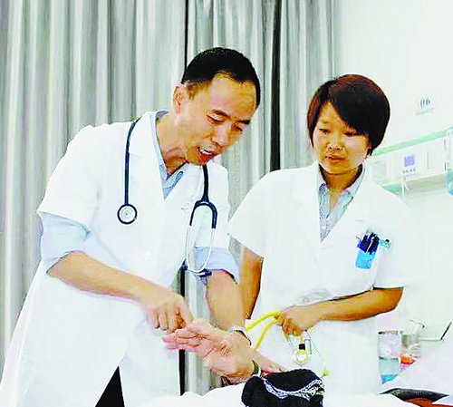 石桂秀(左)带队查房,讨论疑难病例诊治.