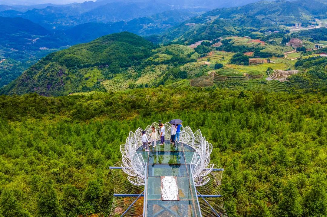 雪峰山城罗汉台观景台石美祥摄