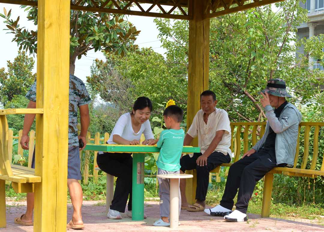 图为李桥镇狮子口村村民在游园游玩。杨琳琳摄