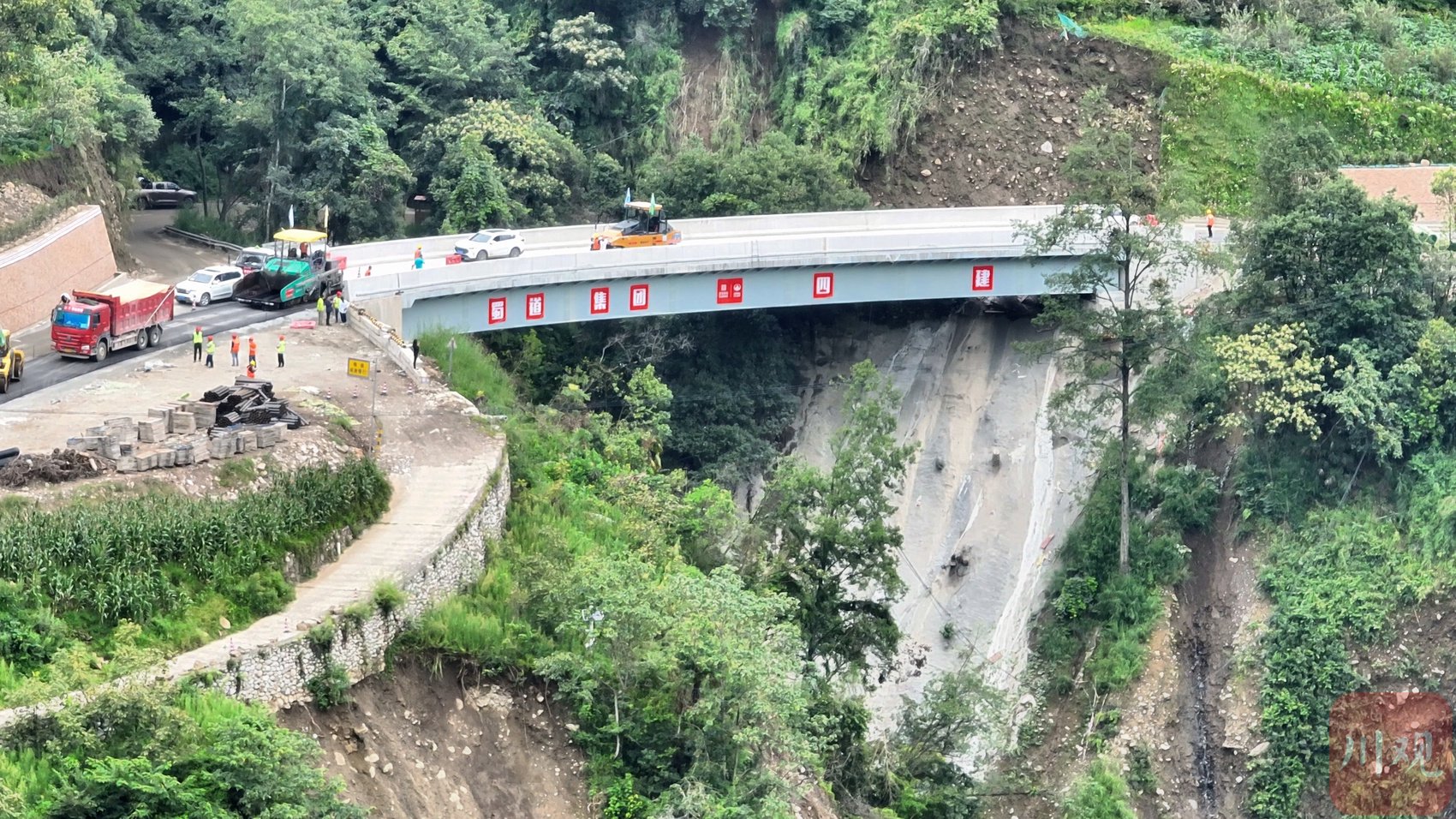 全线新建2座大桥，绕避潜在泥石流沟，提高道路抗灾能力。