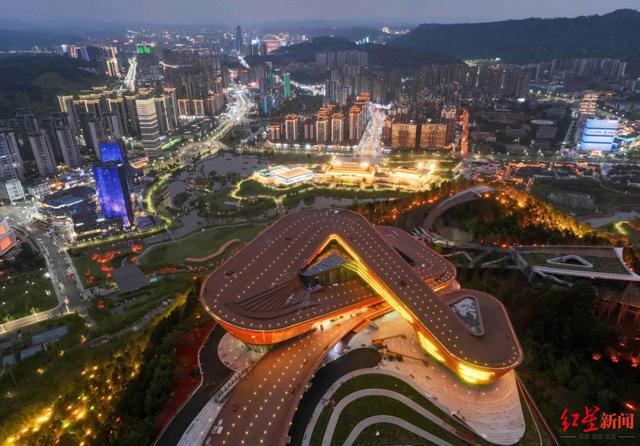 三江之眼夜间航拍岷江,金沙江在四川宜宾交汇而成为长江,因此宜宾素