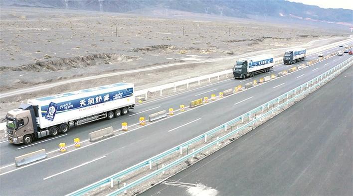 天润乳业冷链运输车在运送新鲜乳制品（摄于8月7日）。 兵团日报全媒体记者 邵明辉 摄