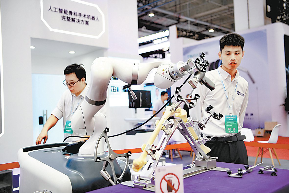 世界机器人大会上,亦庄机器人企业展示的人工智能关节置换手术机器人.