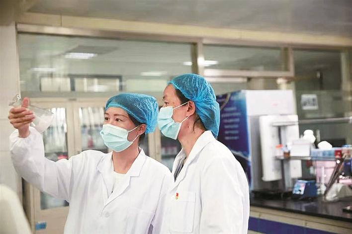 天润乳业研发人员在检测新产品酸度等指标（资料图片）。 罗晓红 提供