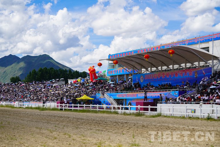 图为2023拉萨雪顿节赛马大会现场摄影:赵振宇