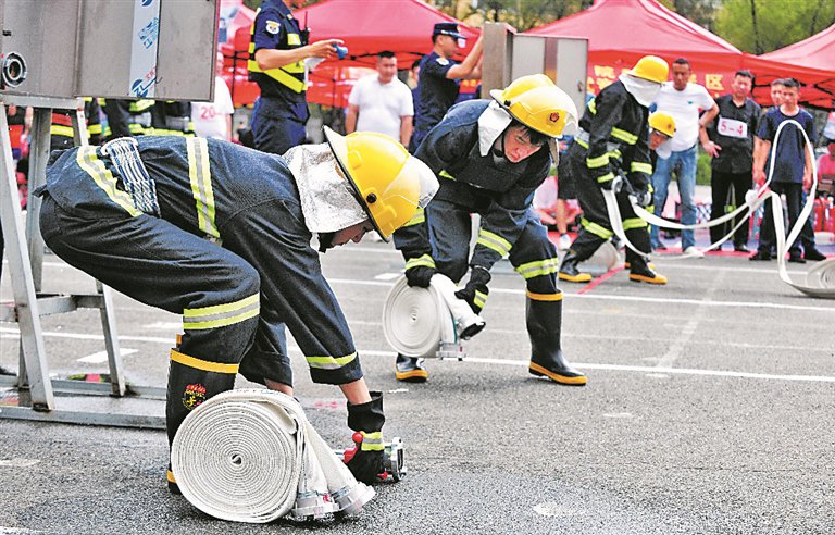 两盘水带及水枪连接。 本报记者 蒋国红摄