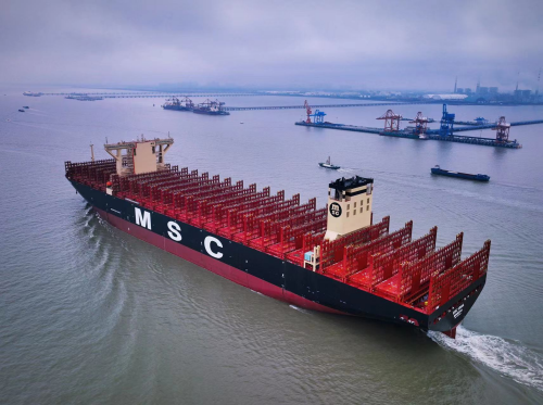 图为扬子江船业生产的24000teu集装箱船.