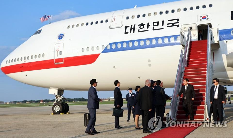 在美国华盛顿附近的安德鲁斯空军基地,韩国总统尹锡悦(右二)乘专机抵