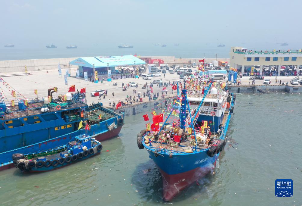 8月16日,渔船从福建泉州市石狮祥芝国家中心渔港出海(无人机照片).