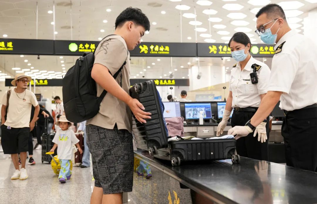 海关关员在横琴口岸检查旅客行李物品.程霖 俞波/摄