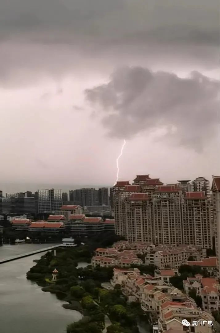 电闪雷鸣,暴雨如注!|暴雨_新浪财经_新浪网