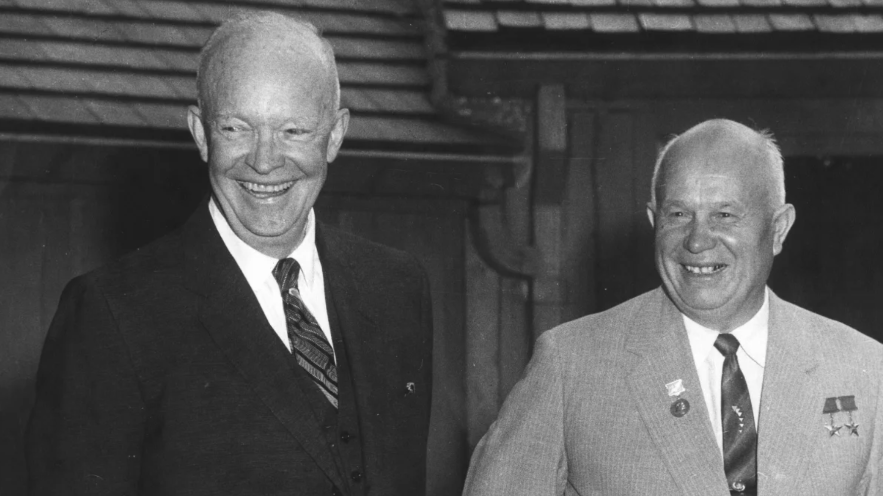▲1959年，赫鲁晓夫（右）与艾森豪威尔在戴维营会面