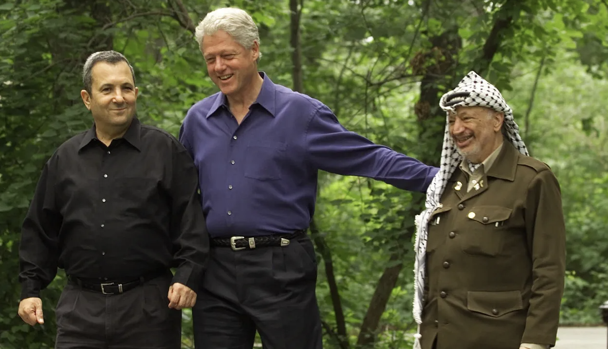 ▲2000年，美国戴维营，巴拉克（左）、克林顿（中）和阿拉法特（右）