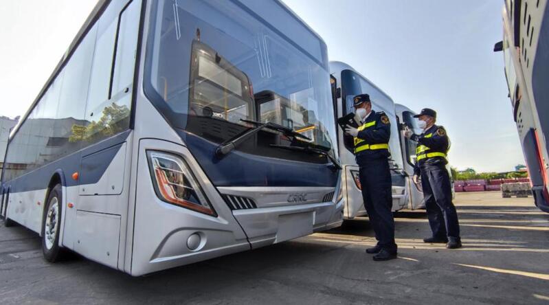 今年，吴淞海关关员对中车C12型纯电动公交巴士出口开展查验监管工作。（路慎利 摄） 