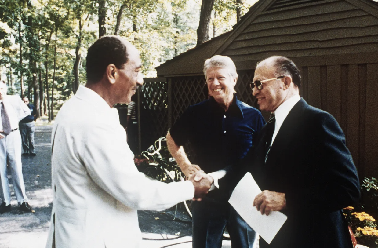 ▲1978年，美国戴维营，吉米·卡特（中）与安瓦尔·萨达特（左）及梅纳赫姆·贝京