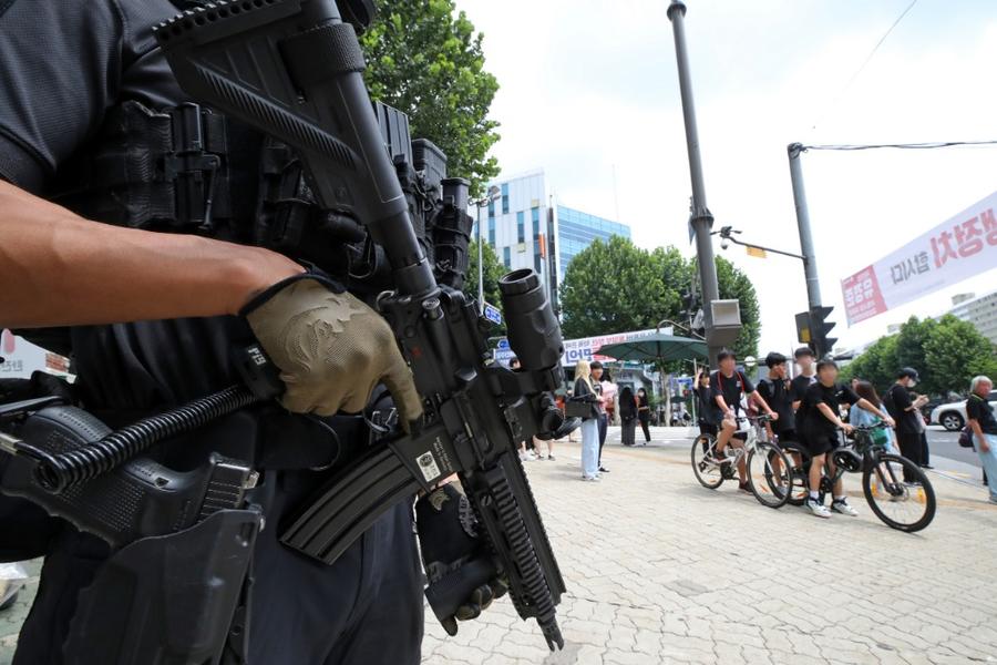 8月6日,全副武装的特警在韩国首尔江南区街头巡逻.