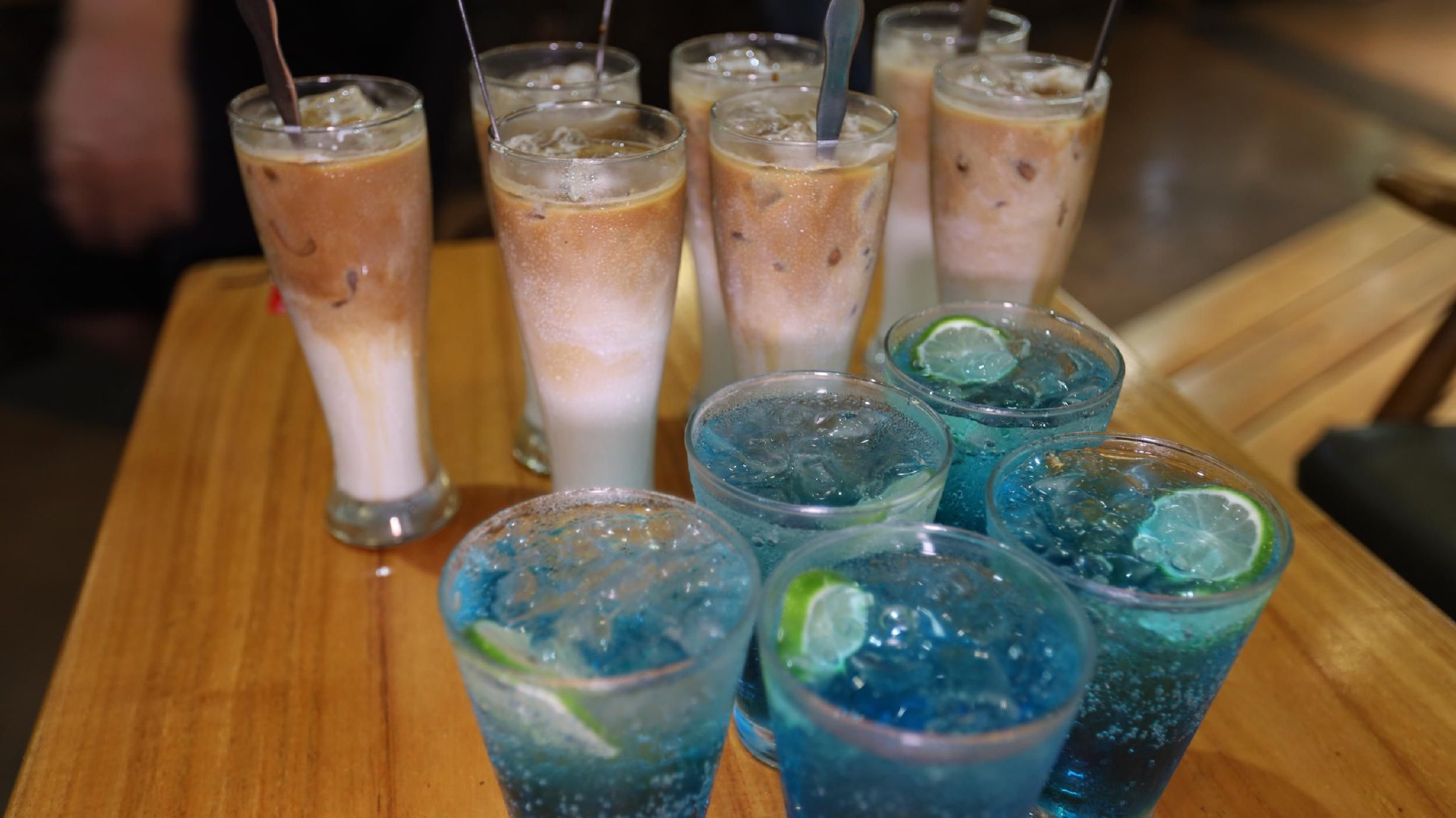 火山口咖啡馆里的冰咖等特色饮品.记者 林鸿羽 摄