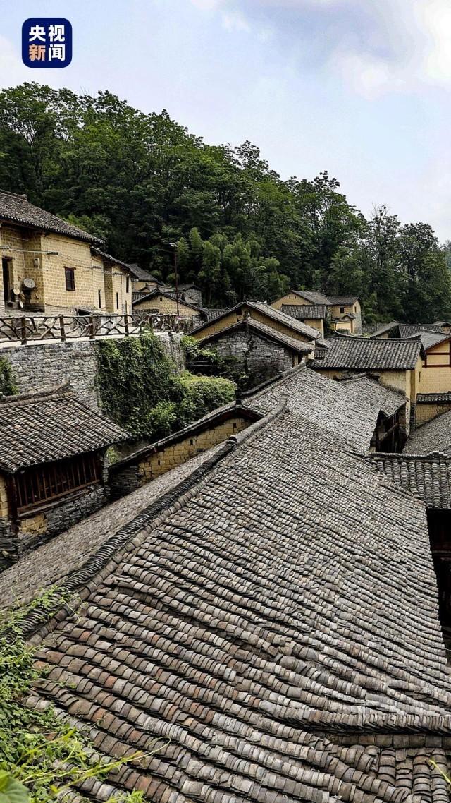 凤凰竹山村村内建筑形式多样,是中国传统村落和中国少数民族特色