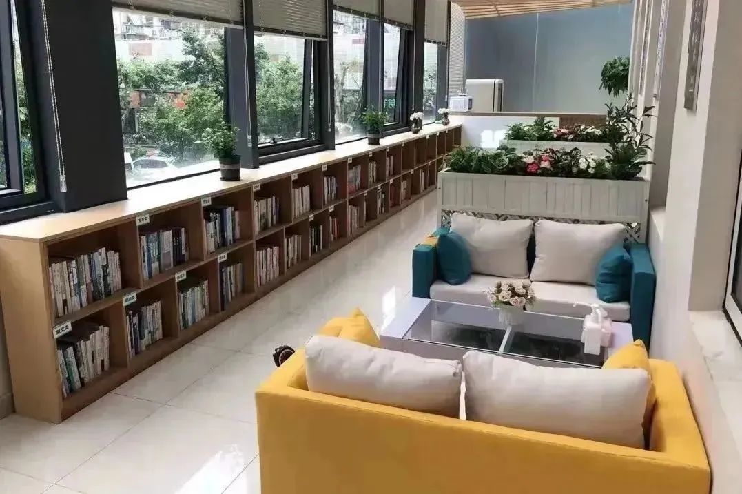 邀请室内设计师从专业角度制定改建方案,设置了"l"型格局,将休息室分