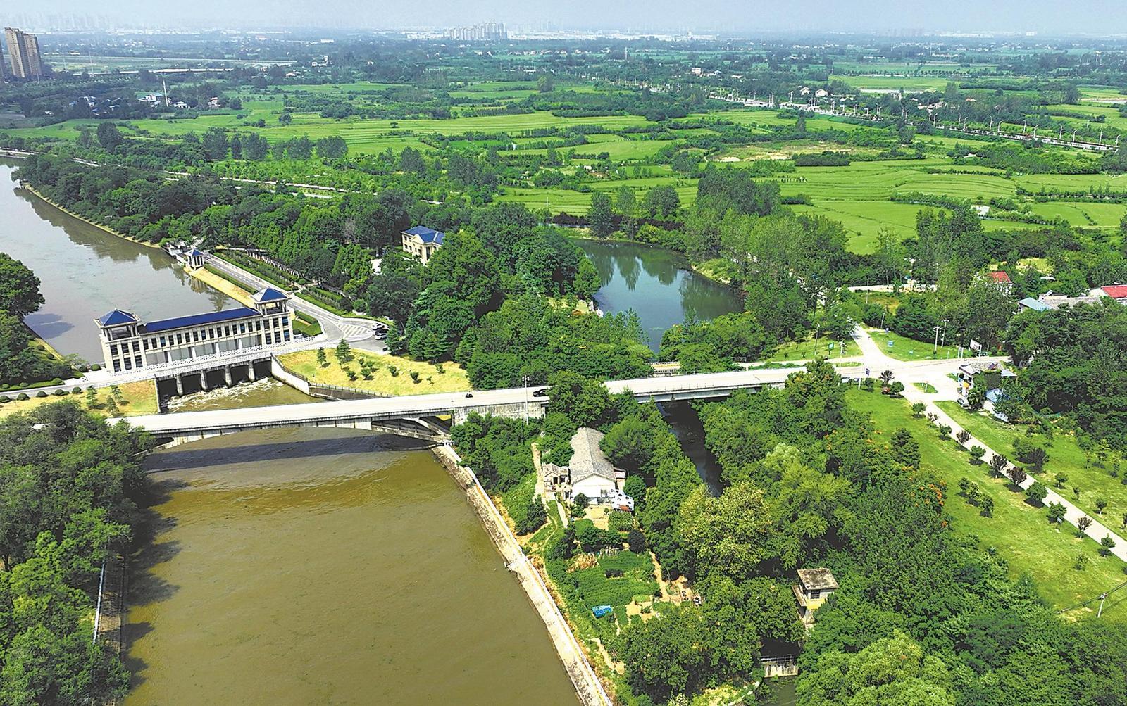 2023年8月18日拍摄的淠河总干渠罗管节制闸.