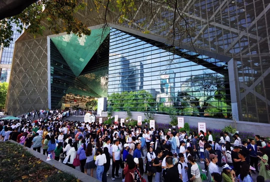 观众在成都博物馆排队等待进馆&nbsp;图据成都博物馆