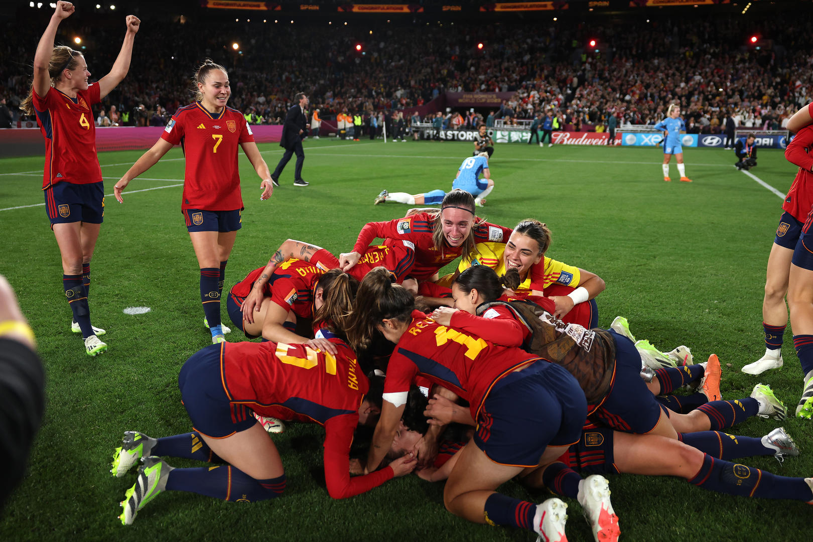 西班牙女足庆祝胜利 图据视觉中国