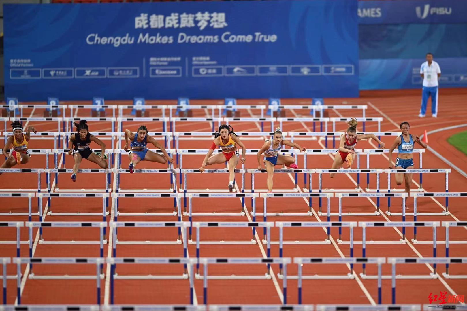 ▲吴艳妮（中）在成都大运会女子100米栏比赛中。 红星新闻记者 王勤 摄
