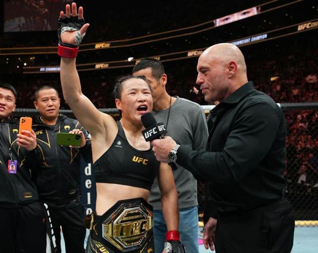 聚焦|张伟丽碾压对手卫冕金腰带 赛后她的回答充满力量|张伟丽_新浪