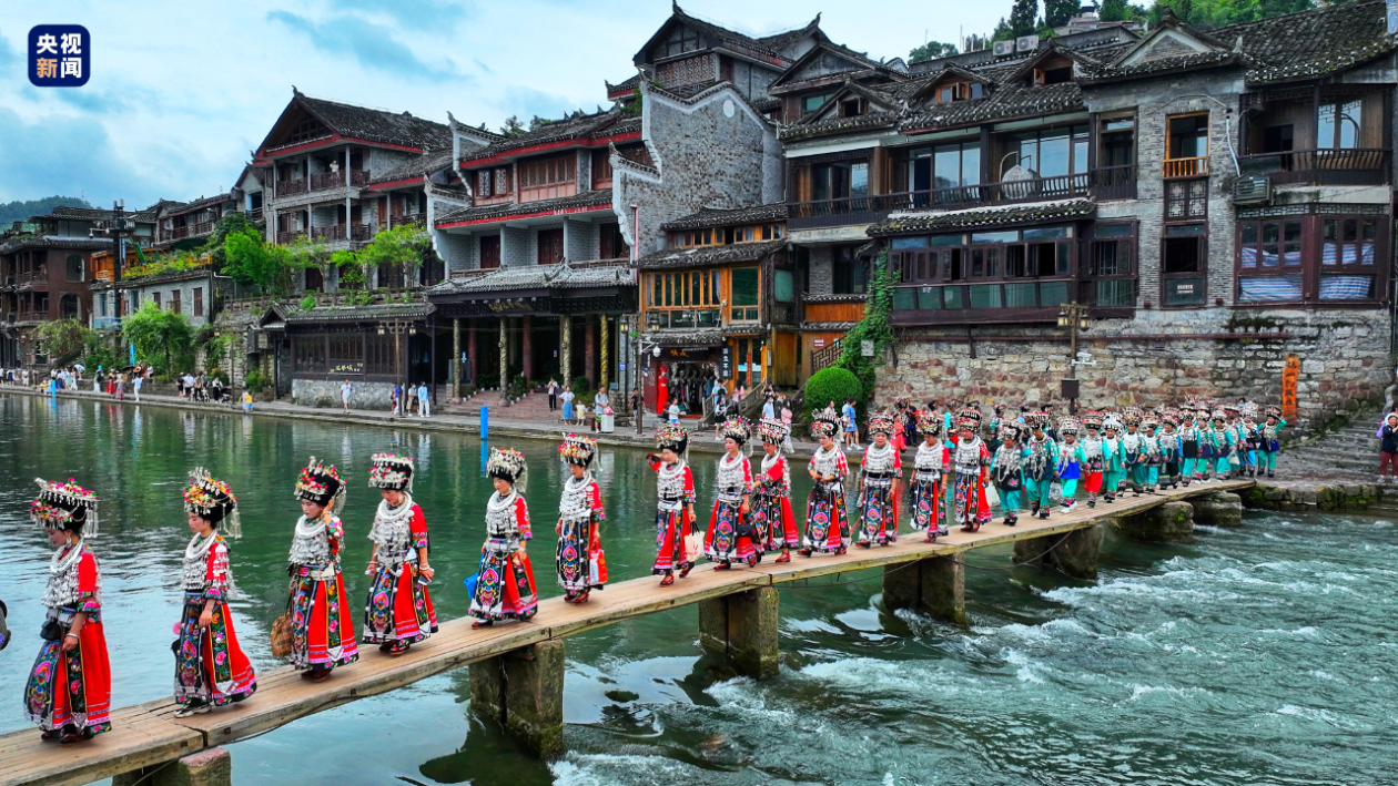 山,水,古城,民族风情…… 看秘境湘西中的诗和远方|苗族_新浪财经