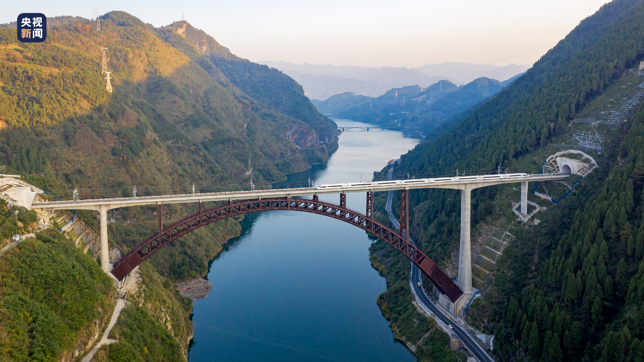 列车驶过张吉怀高速铁路酉水大桥