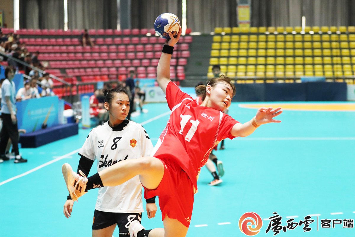 滁州队11号赵若妍从右路发起进攻.广西新闻网记者 金翔义 摄