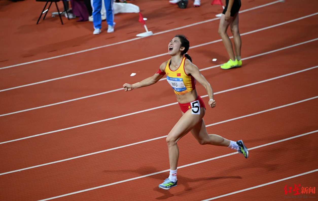 ▲吴艳妮在成都大运会女子100米栏决赛后欢呼。 红星新闻记者 王勤 摄