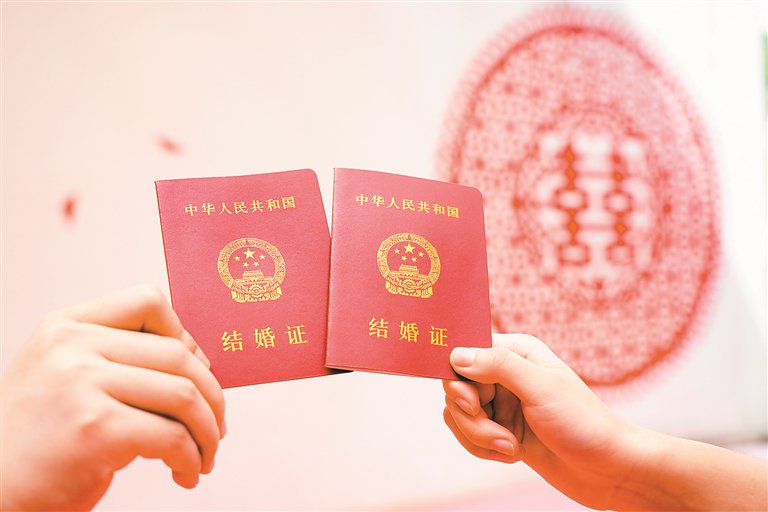8月16日,在福田区民政局婚姻登记处领证厅,新人展示结婚证