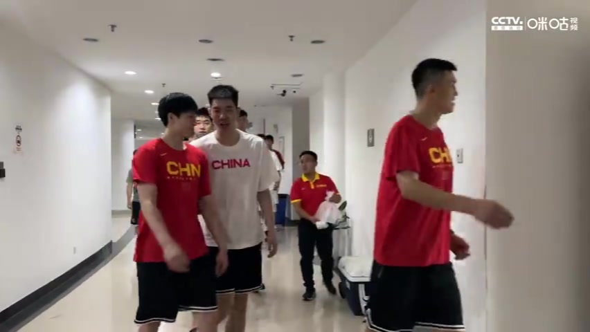 ????愿无大碍！赛后李凯尔返回更衣室走路一瘸一拐