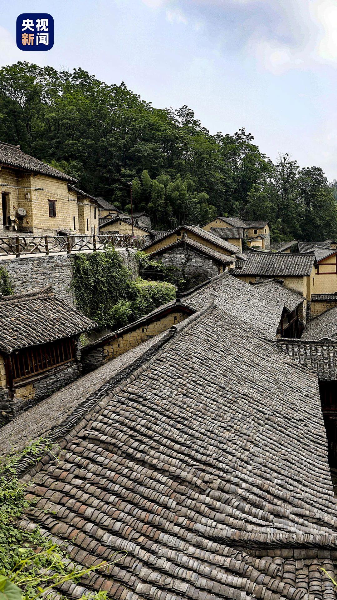 凤凰竹山村村内建筑形式多样,是中国传统村落和中国少数民族特色