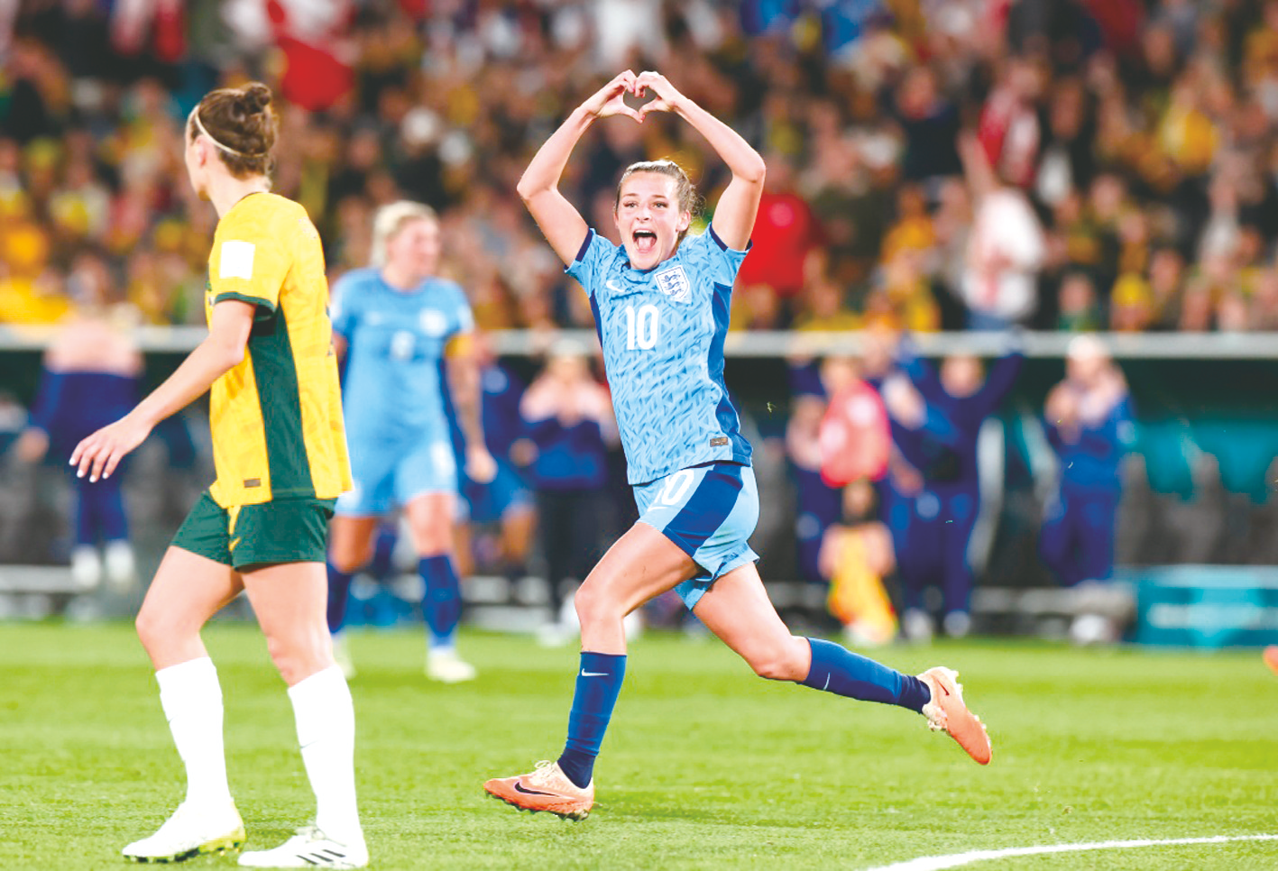 8月16日对阵澳大利亚队时,英格兰队球员图恩(右)在比赛中庆祝进球新华