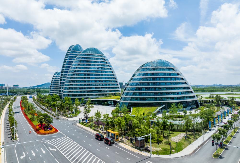 武汉经开区军山新城地标建筑"春笋".(李岿 摄)