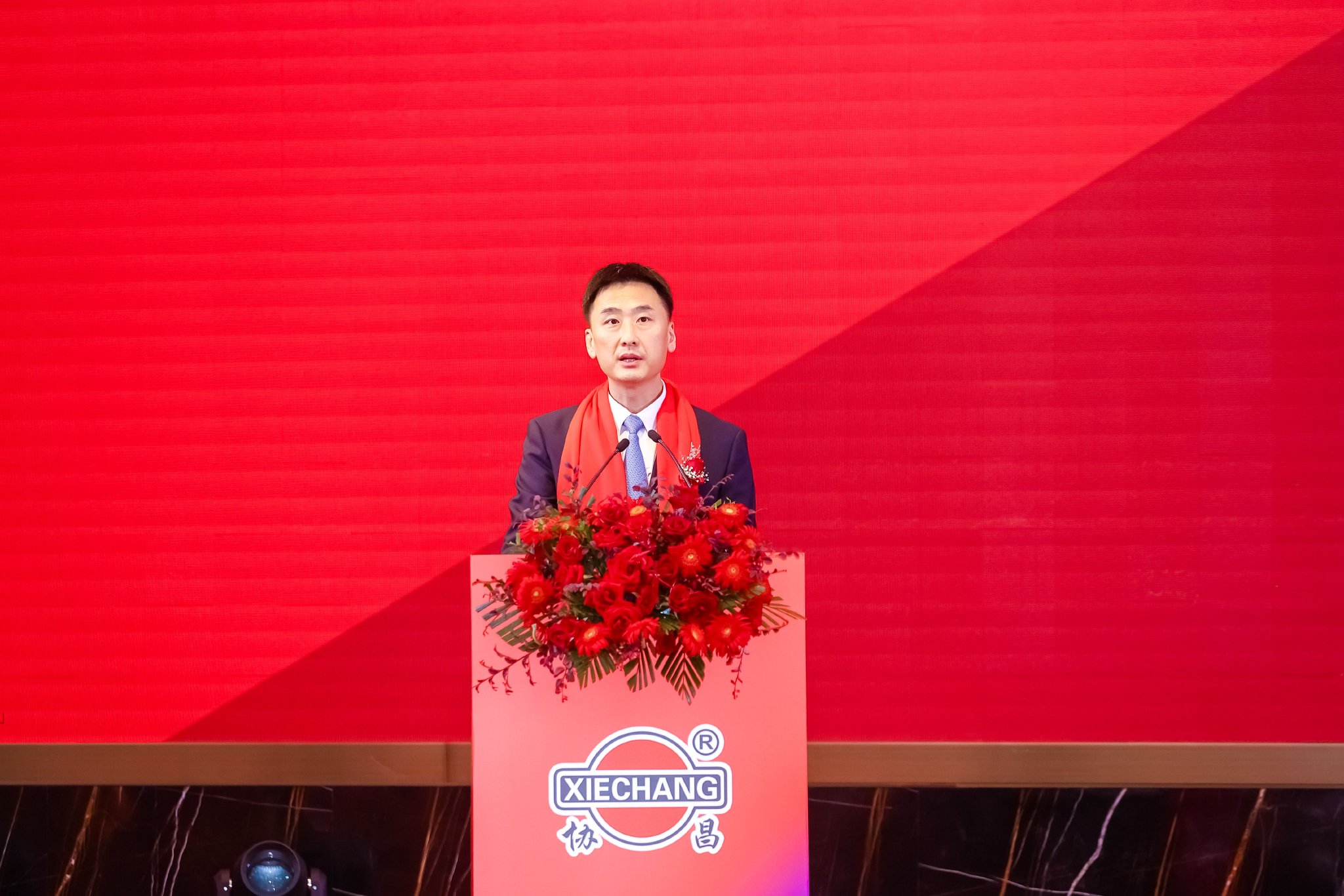 　　图二 张家港市委副书记、市长蔡剑峰致辞