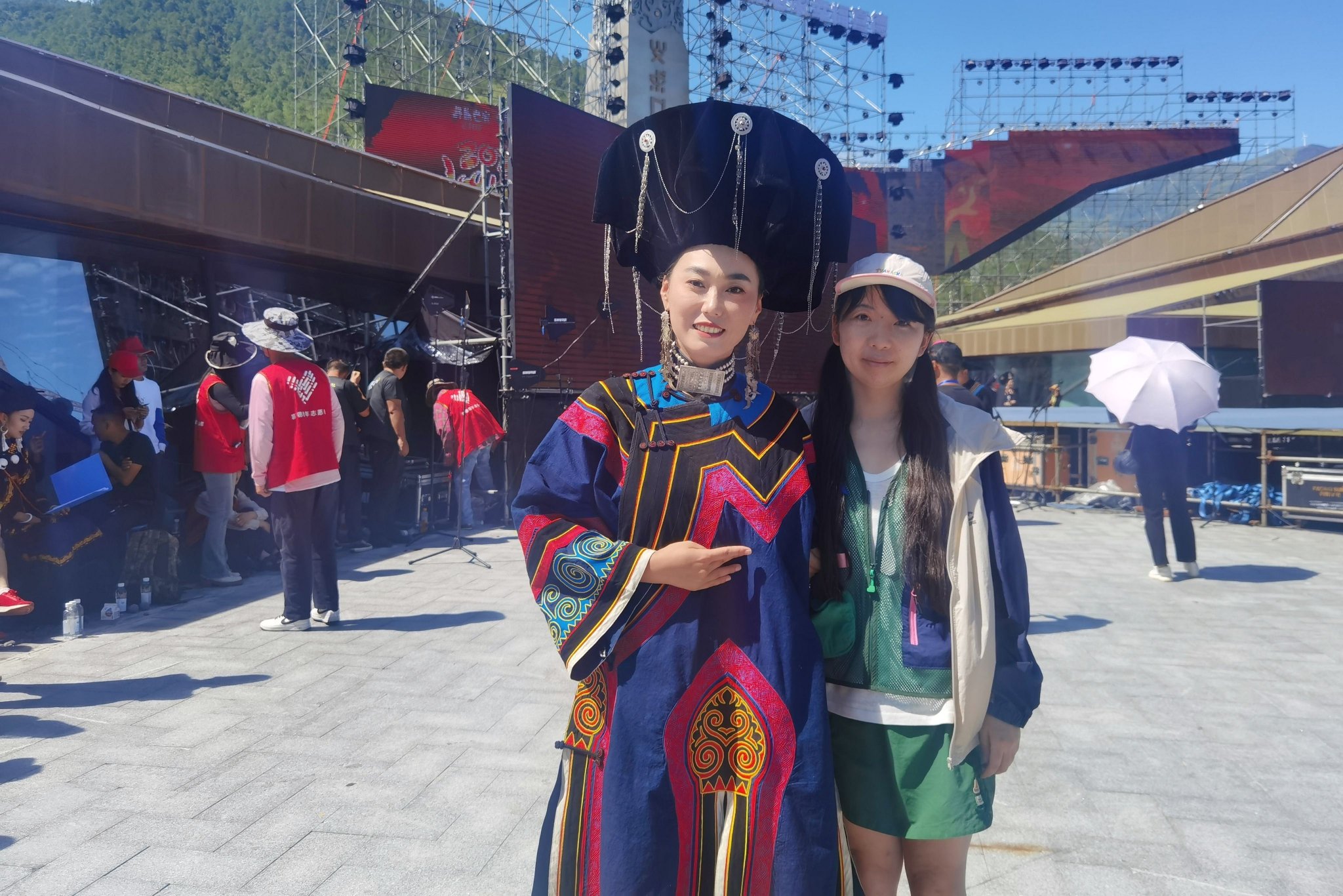 宁波工程学院人文与艺术学院副教授杜莹和"果果书记"刘超在火把节现场