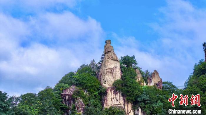 蓝天白云下,秦岭绿意盎然.西安翠华山景区 供图