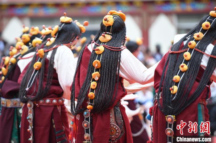 图为昌都市民间锅庄舞比赛现场.贡嘎来松摄