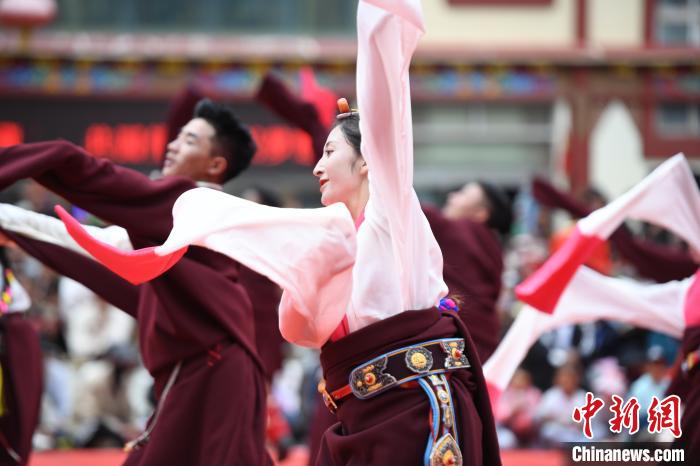 图为昌都市民间锅庄舞比赛现场.贡嘎来松摄