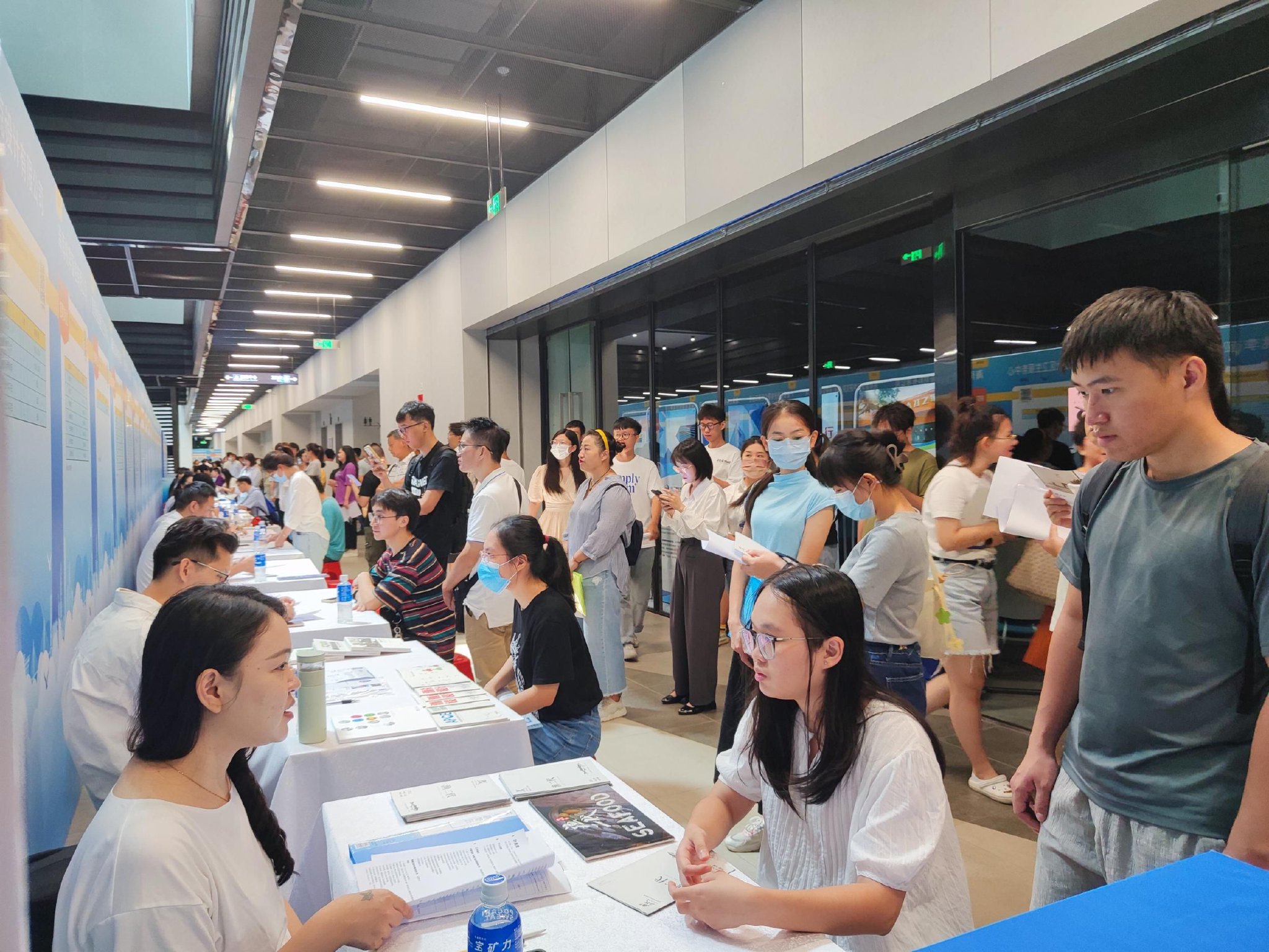 求职者排队等待面试.记者 韩星 摄