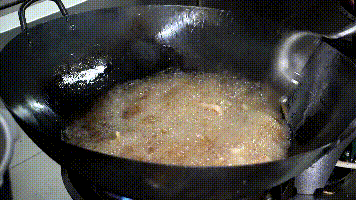 制作油浸红鱼干。