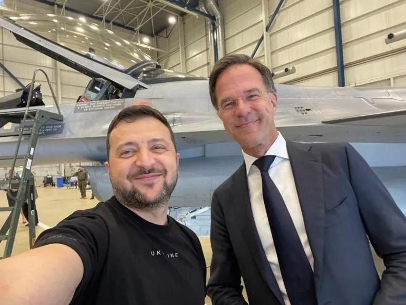 ↑泽连斯基发布与荷兰首相吕特在F-16战斗机前的合照