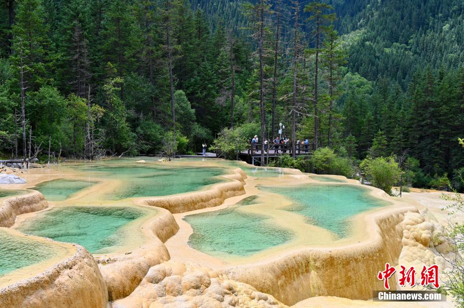 位于四川省九寨沟县漳扎镇和大录乡境内的神仙池景区风景如画,吸引