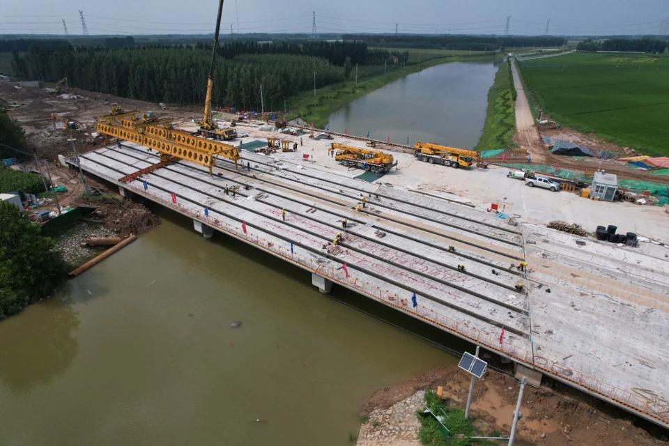 S462宜秀段练潭大桥危旧桥梁改造工程梁板架设顺利完成